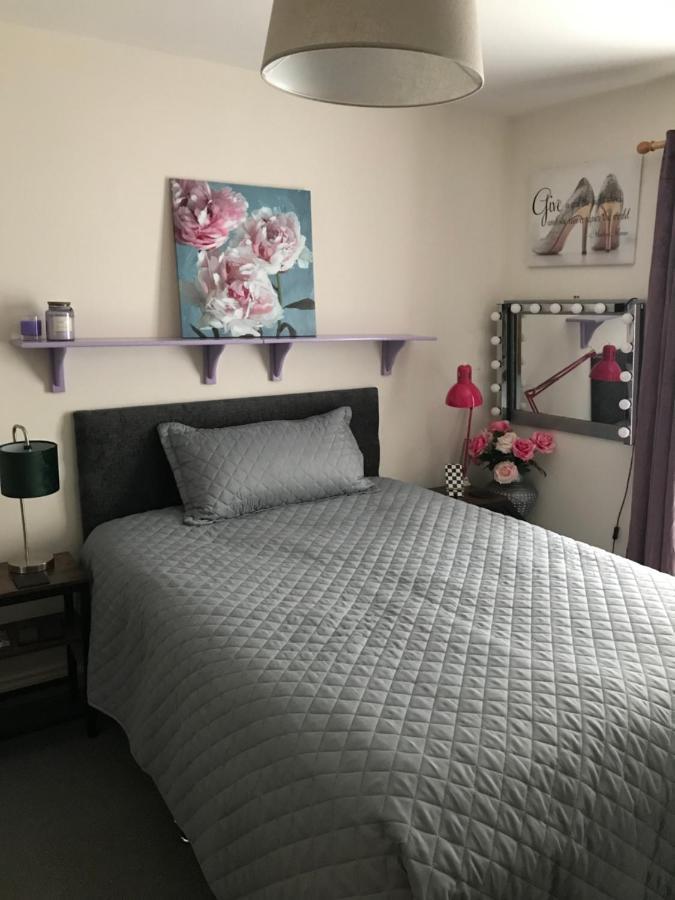 The Glam Cave Apartment Bushbury ภายนอก รูปภาพ