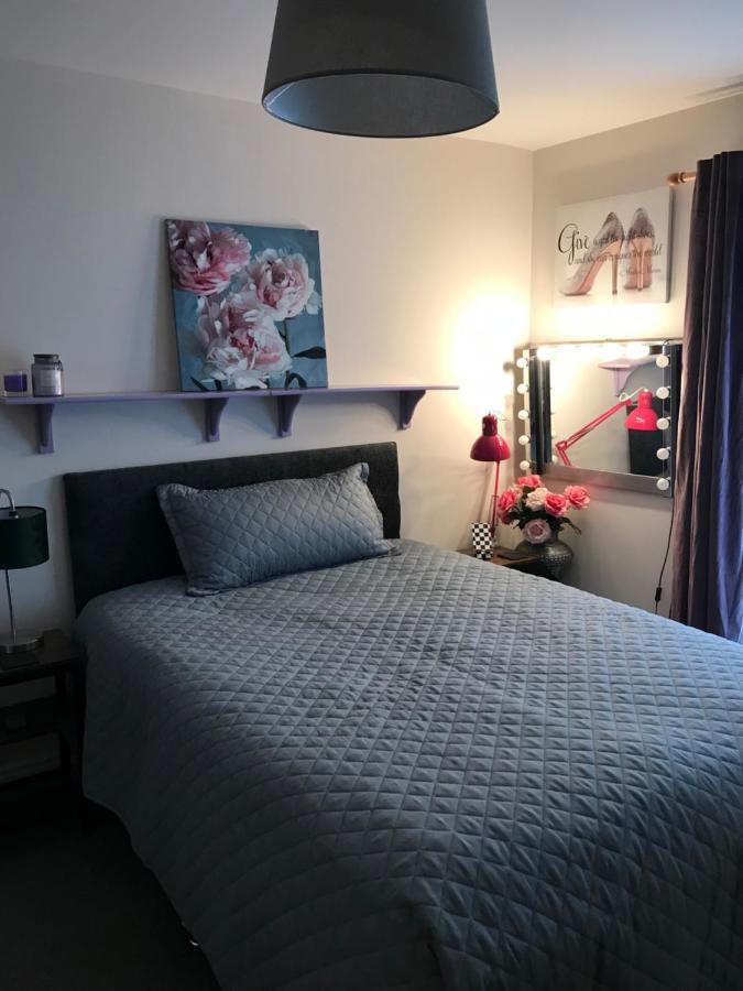 The Glam Cave Apartment Bushbury ภายนอก รูปภาพ