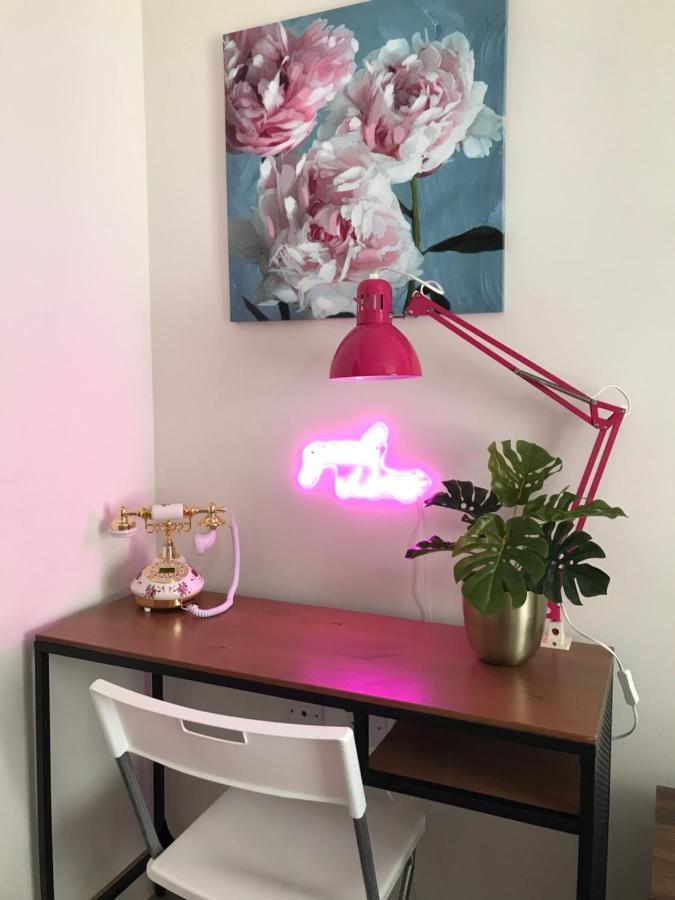The Glam Cave Apartment Bushbury ภายนอก รูปภาพ